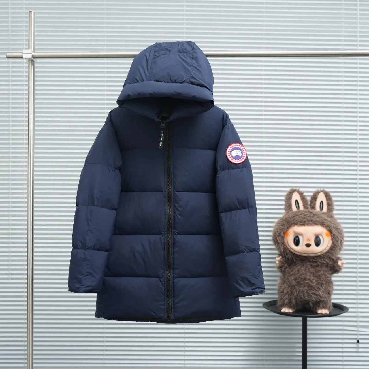 P940 Canada Goose Lawrence Down Jacket The Lawrence Down Jacket provides essential protection for everyday adventures and is made from sustainable Enduraluxe fabric with a durable soft touch. It features a quilted body, an adjustable down hood and a longer hem. Adjustable, down-filled, communicated hood. Two-way center front zipper increases range of motion and ventilation. The chin-protecting suede knit stand-up collar is soft and extra-comfortable. Inset rib-knit cuffs for added comfort and locked in heat. CORDURAD piping at the cuffs hem and reflective double-stripe grip tape at the back. Internal shoulder strap Color: black with red label black with black label azure blue Size: XS-2XL